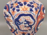 deux vases posés côte à côte sur une table