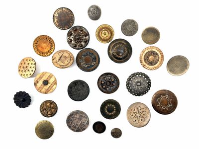 plusieurs types de boutons différents sur une surface blanche