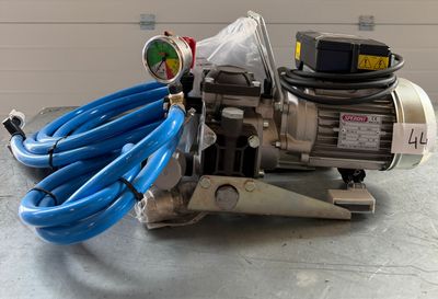 une image représentant une pompe à laquelle est raccordé un tuyau