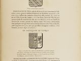 un livre ouvert sur lequel figure l'image d'un blason et un blason