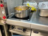 une casserole et une poêle sur la cuisinière dans la cuisine