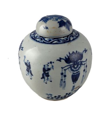 un vase bleu et blanc avec un couvercle sur fond blanc