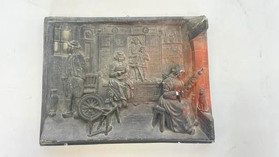 une photo d'une plaque représentant un homme et une femme dans un magasin