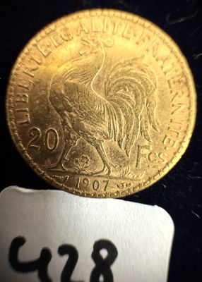 gros plan d'une pièce d'or sur une surface noire