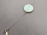 un gros plan d'un collier avec une clé suspendue à une chaîne