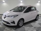 la voiture blanche est garée sur un sol en damier dans le garage