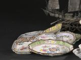 de nombreuses assiettes et tasses sur la table, avec un bateau en arrière-plan