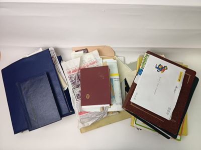 beaucoup de livres et de papiers sur la table