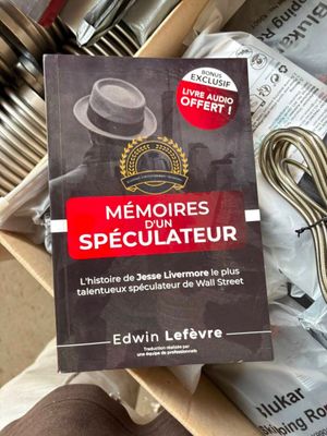un livre posé sur une table