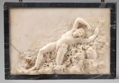 la photo d'une sculpture d'un homme allongé sur le sol