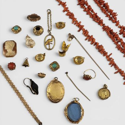 plusieurs types de bijoux sont présentés sur une surface blanche