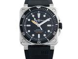 La montre est noire et possède une trotteuse jaune