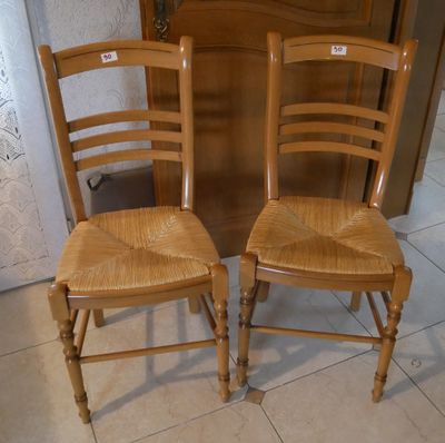 deux chaises en bois placées l'une à côté de l'autre sur un sol carrelé
