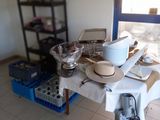 une table sur laquelle sont posés tout un tas de plats