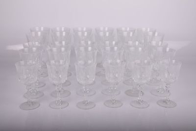 un grand nombre de verres à vin vides posés sur une table