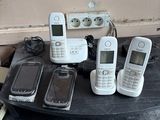 a lot of cell phones that are sitting on a table