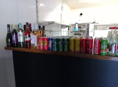 de nombreux types de sodas sur le comptoir