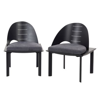 une paire de chaises noires avec des coussins gris et des pieds noirs