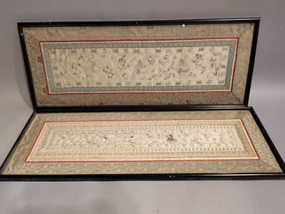 Paire de soies brodées de décors naturaliste de papillons et…