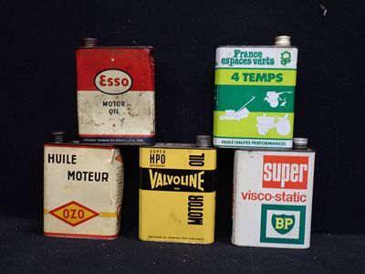 cinq bidons contenant différents types d'essence sur fond noir