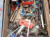 une boîte remplie d'outils divers et variés