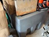un tas de cartons et d'outils par terre