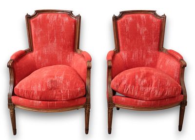 une paire de fauteuils rembourrés rouges