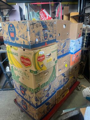 de nombreux cartons empilés les uns sur les autres dans un entrepôt