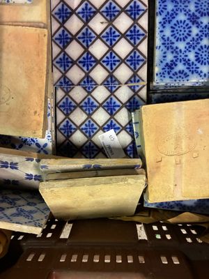 plusieurs carreaux sont empilés les uns sur les autres sur une étagère