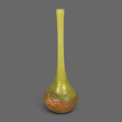 vase en verre jaune et vert sur fond gris