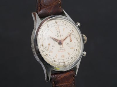 gros plan d'une montre-bracelet avec un bracelet en cuir marron