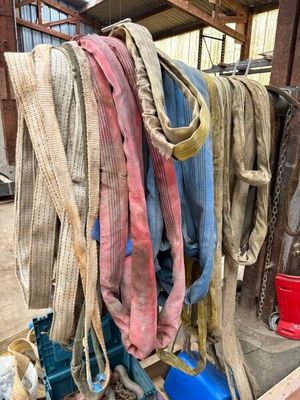 un tas de cordes et d'autres objets par terre