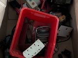 une boîte rouge remplie de matériel électrique dans une pièce