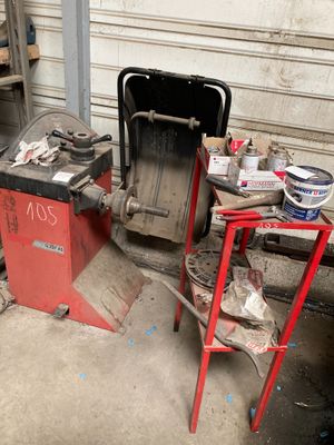 une photo d'un garage avec des outils par terre