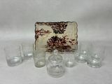 plusieurs verres et un oreiller posés sur la table