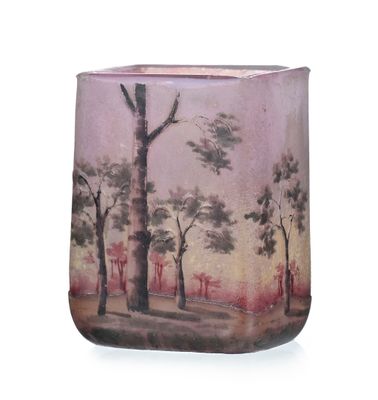 un vase en verre orné d'une peinture représentant des arbres