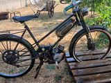 un vélo posé sur une palette en bois