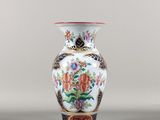 une image représentant un vase orné de fleurs et d'oiseaux peints