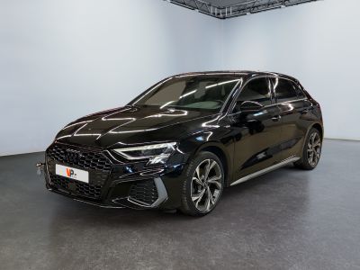 une voiture noire garée dans une grande pièce aux murs blancs