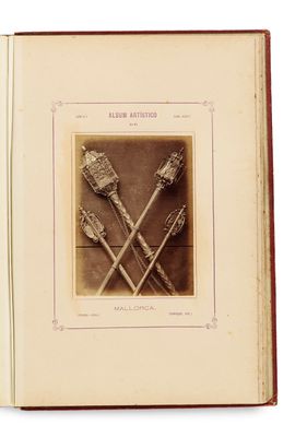 un vieux livre sur lequel figure l'image d'une paire de skis