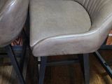 two chairs that are next to each other in a room