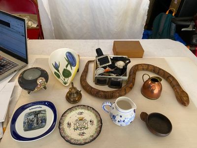un ordinateur portable posé sur une table encombrée d'objets