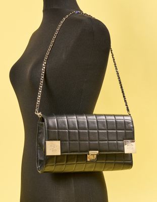 un sac à main noir sur un mannequin, un mannequin, un mannequin, un mannequin, un mannequin, un mannequin, un mannequin, un mannequin, un mannequin
