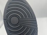 la semelle d'une paire de chaussures noires sur fond blanc