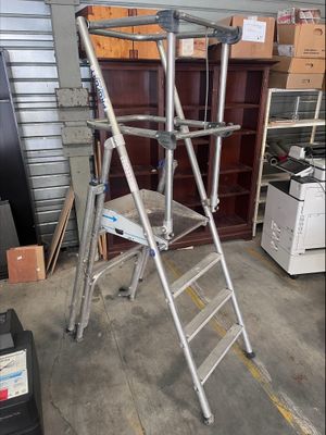 une échelle métallique qui se trouve dans un garage