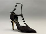 une paire de chaussures en daim noir à talon doré