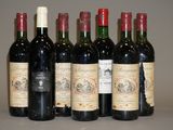 six bouteilles de vin sont alignées sur une table