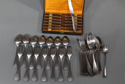 beaucoup de cuillères et de fourchettes posées sur une table