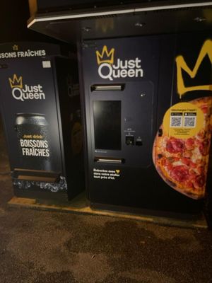 deux distributeurs automatiques sur lesquels figurent des pizzas
