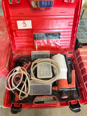 une boîte à outils rouge avec des outils sur le sol